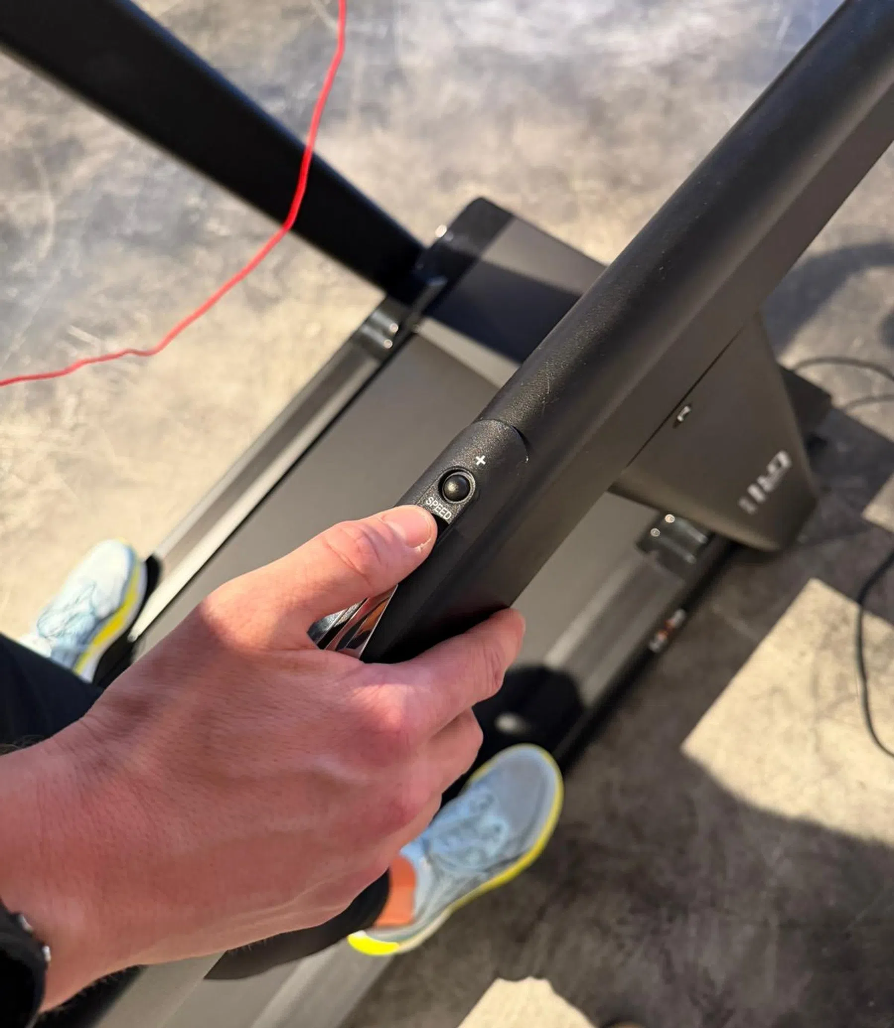 Een klein detail dat ik erg waardeer is dat je op de zijsteun ook de snelheid in kan stellen met fysieke knoppen